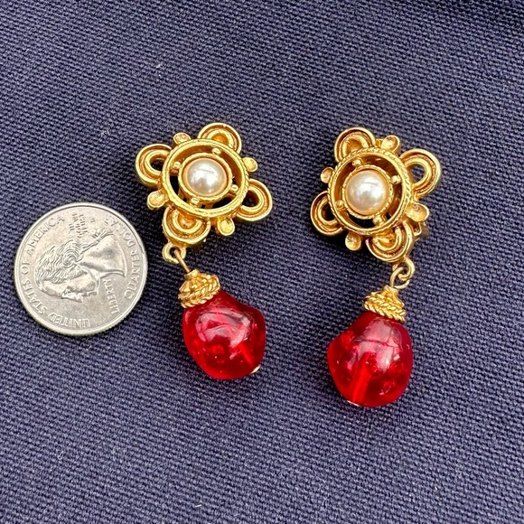 BEN-AMUN Vintage 1980s Brushed Gold Tone Faux Pearl Red Drop Clip On Earrings - Picture 6 of 8
